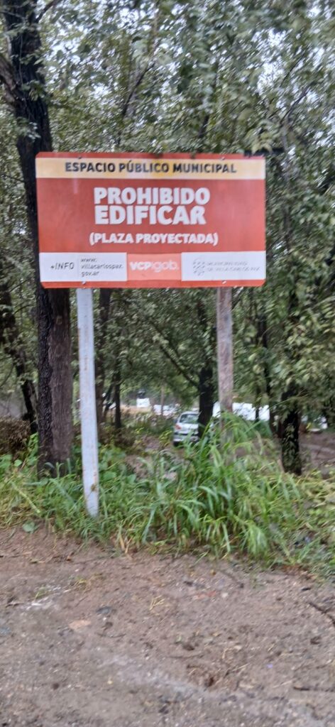 Cartel de la gestión actual que indica el destino de plaza.